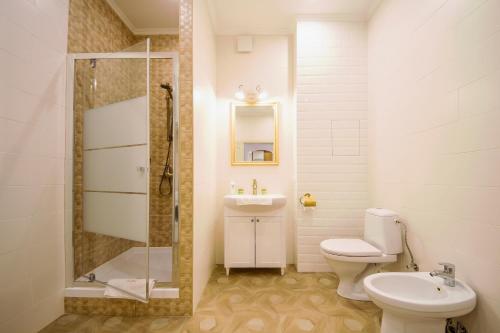 a bathroom with a toilet and a sink and a shower at Central Dayflat Apartments in Kyiv
