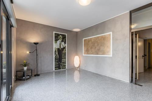 a hallway with a wall with a painting and a lamp at Hotel Maris in Sala Baganza