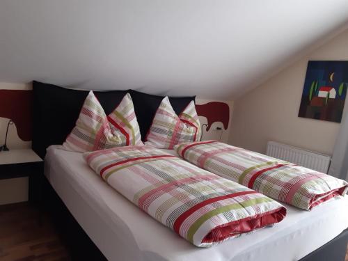 a bed with two pillows on top of it at Ferienwohnung Neumeister in Bad Gleichenberg