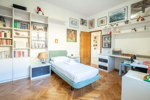 - une chambre avec un lit et des étagères dans l'établissement Realkasa Montagnola Apartment, à Bologne