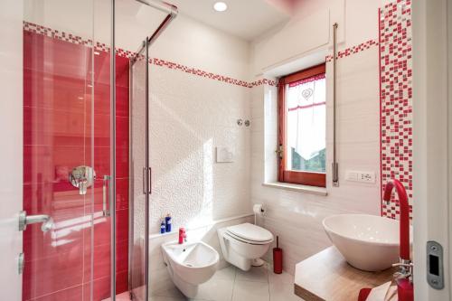 uma casa de banho com um chuveiro, um WC e um lavatório. em Casa Lolla em Sorrento
