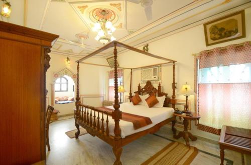 a bedroom with a canopy bed in a room at Hotel Heritage Mandawa in Mandāwa