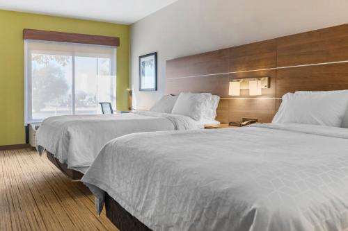 Säng eller sängar i ett rum på Holiday Inn Express Hotel & Suites Albuquerque Midtown, an IHG Hotel