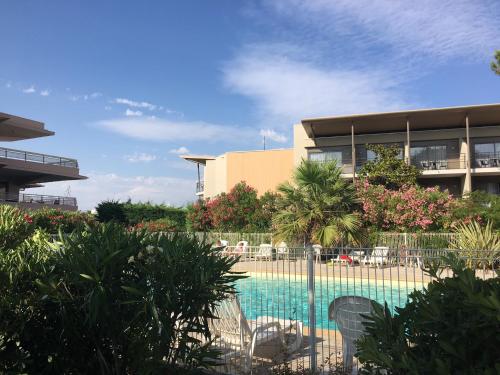 une piscine devant un immeuble dans l'établissement ZenGarden Pool,3bedrooms,lit bébé Beach800m,box&wifi, à Antibes