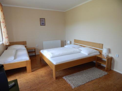 A bed or beds in a room at ubytovanie Vážka
