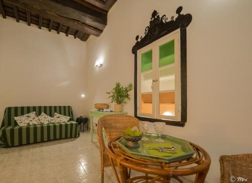Χώρος καθιστικού στο Picabon Apartment with AC and Balcony