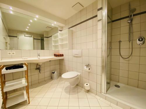 e bagno con servizi igienici, lavandino e doccia. di Villa Seepark - Ferienwohnung 3 a Heringsdorf