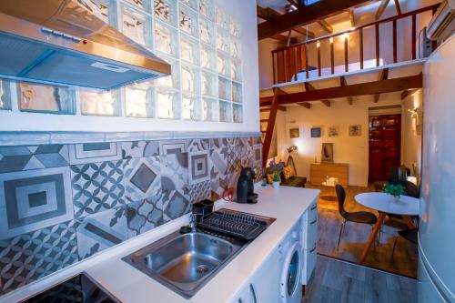 una cucina con un lavello e un piano di lavoro di Apartamentos Casa Mya ad Altea