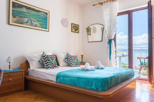 um quarto com uma cama e vista para o oceano em Apartments Sunrise em Split