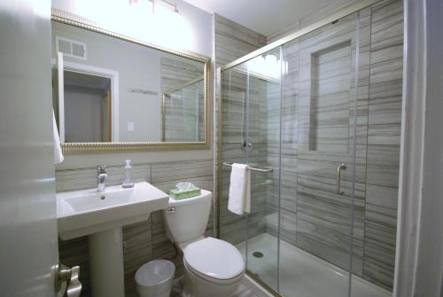 uma casa de banho com um chuveiro, um WC e um lavatório. em Brookwood Courtyard by BCA Furnished Apartments em Atlanta