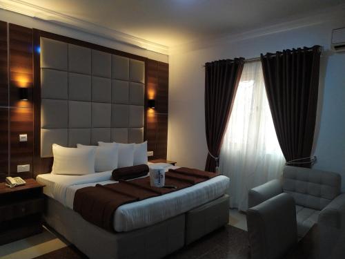 レッキにあるPresken Hotels @ Freedom Way, Lekkiのベッドとソファ付きのホテルルーム