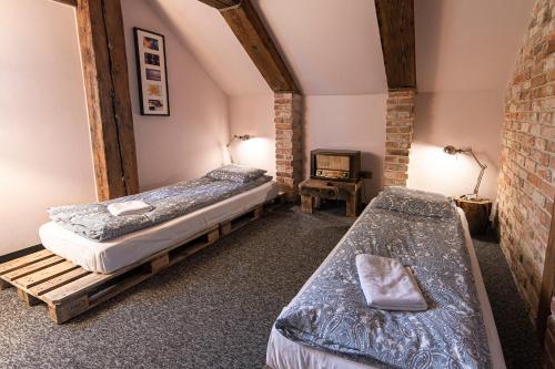 pokój z dwoma łóżkami i stołem w obiekcie Noble Apartment & Sauna ZONE w Zabierzowie