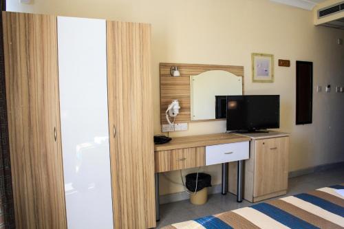 TV a/nebo společenská místnost v ubytování Coral Hotel