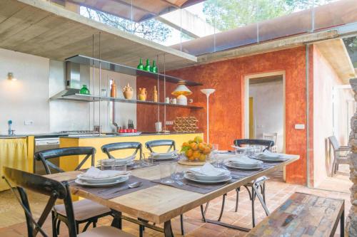 a dining room with a wooden table and chairs at Viterbo in Son Servera