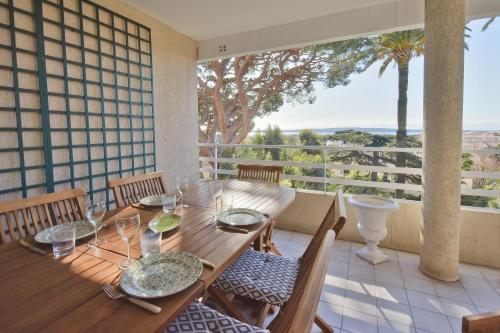une salle à manger avec une table et des chaises dans l'établissement 3-Br Apartment Sea View Swimming Pool, à Cannes