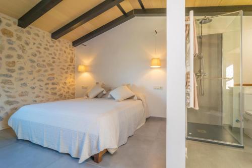 Un pat sau paturi într-o cameră la S'Hort Des Capellà Verona