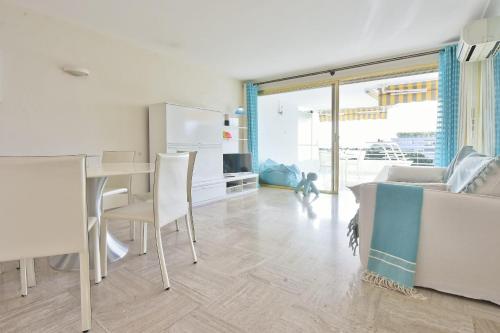 un soggiorno con letto, tavolo e sedie di Cannes Hillside With terrace and swimming pool a Cannes