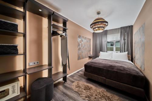 ein Hotelzimmer mit einem Bett und einem TV in der Unterkunft Residence Mozart by Welcome to Salzburg in Salzburg