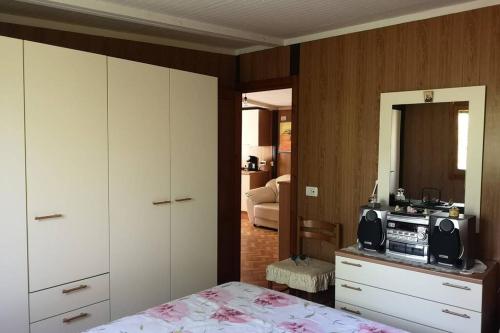 una camera con letto e cucina di Cottege pegaso a Olbia