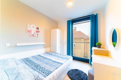 una camera con un letto e una grande finestra di Apartment Monochrome Urban Hoodie a Lubiana