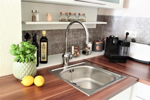 Dapur atau dapur kecil di Gemütliches Studio im Herzen Würzburgs