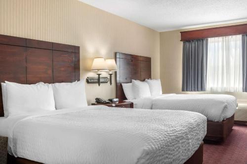 Cama ou camas em um quarto em Clarion Hotel & Suites