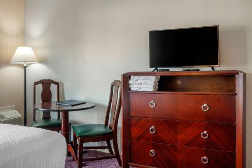 A television and/or entertainment centre at Clarion Hotel & Suites