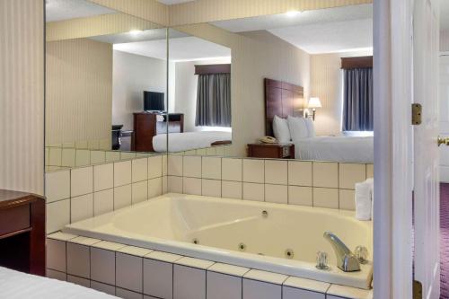 łazienka z dużą wanną w pokoju hotelowym w obiekcie Clarion Hotel & Suites w mieście Wisconsin Dells