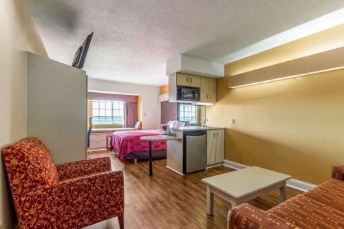a small living room with a kitchen and a living room at Econo Lodge Inn & Suites Evansville East in Stevenson