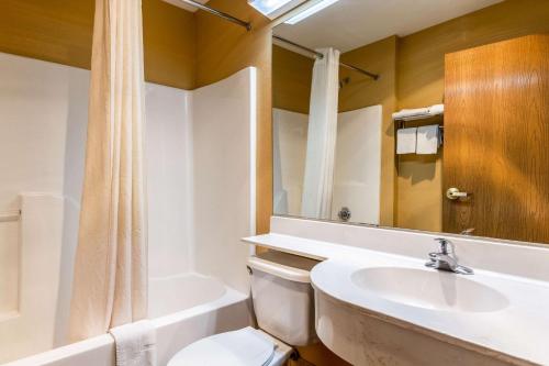 y baño con lavabo, aseo y espejo. en Econo Lodge Inn & Suites Evansville, en Stevenson