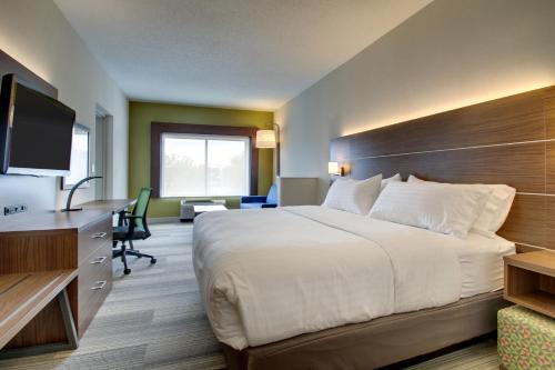Cama o camas de una habitación en Holiday Inn Express & Suites Aurora - Naperville by IHG
