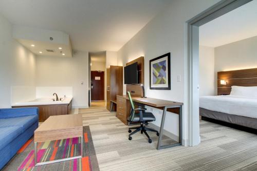 Cama o camas de una habitación en Holiday Inn Express & Suites Aurora - Naperville by IHG