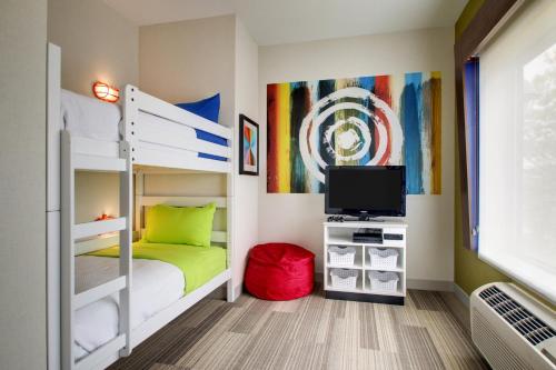 Una televisión o centro de entretenimiento en Holiday Inn Express & Suites Aurora - Naperville by IHG