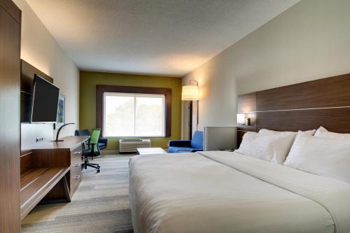 Postel nebo postele na pokoji v ubytování Holiday Inn Express & Suites Aurora - Naperville by IHG