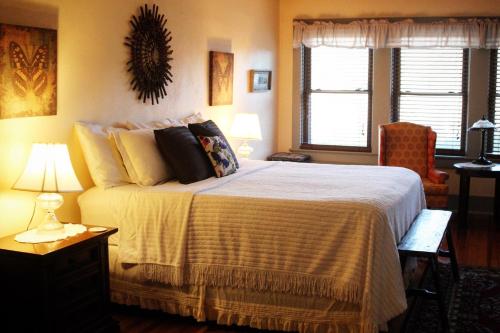 Una cama o camas en una habitación de Laughing Heart Lodge