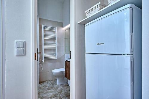 uma casa de banho com um frigorífico e um WC em Graça 4 em Lisboa