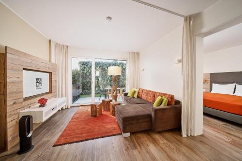 ein Wohnzimmer mit einem Sofa und einem Bett in der Unterkunft Villa Salzburg by Welcome to Salzburg in Salzburg