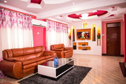 sala de estar con sofá de cuero y mesa de centro en Sheratton Regency Hotel en Mombasa