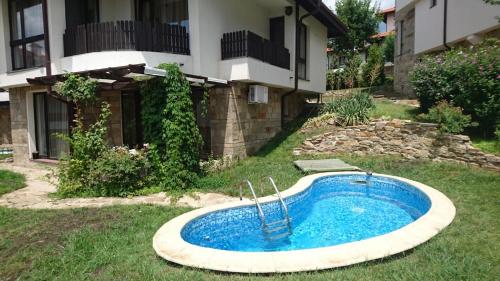 בריכת השחייה שנמצאת ב-Villa Nina - Bay View Villas או באזור