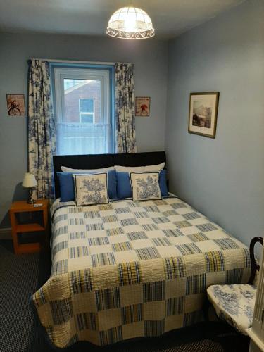 Säng eller sängar i ett rum på Rosemead Guest House