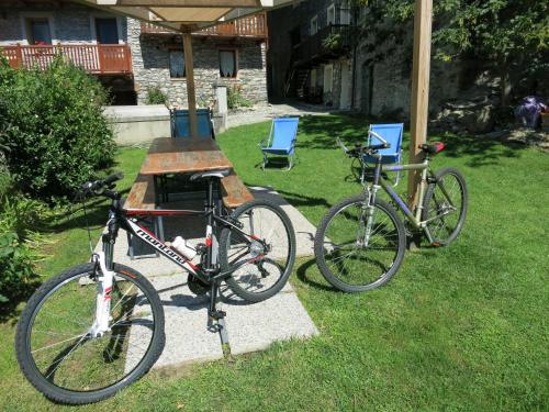 two bikes parked next to a picnic table and chairs at Casa Dialley Cir0013 in Aymavilles
