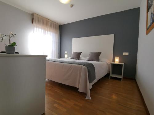 A bed or beds in a room at Hotel El Trasgu