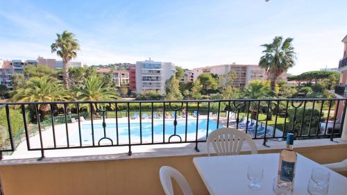 un balcon avec vue sur une piscine dans l'établissement Port Marine, à Sainte-Maxime