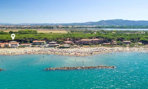an aerial view of a beach with people in the water at Happy Sea Home - monolocale sul mare con piscina in Albinia