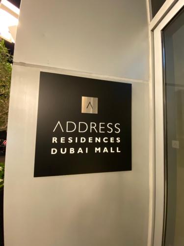 杜拜的住宿－Address Dubai Mall Residences New name EMAAR Residences Fashion Avenue 1 bedroom 34 floor，门边的标志,有着服装居住地的标志d