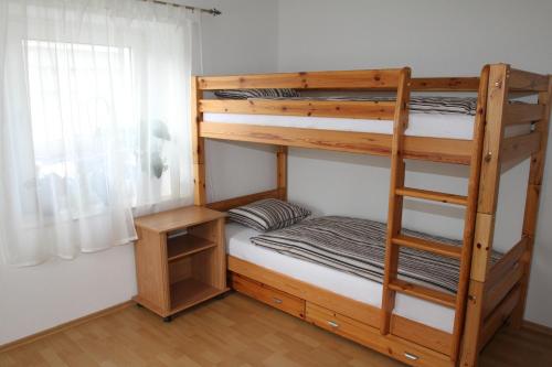 1 dormitorio con 2 literas y escalera en Suhr Guest House Aarau Switzerland, en Suhr