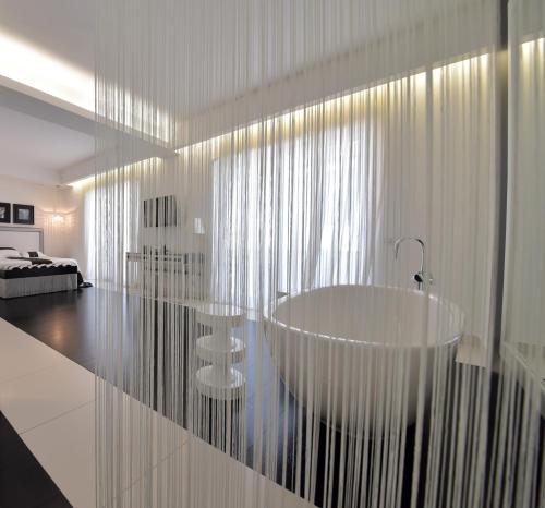 een witte badkamer met een bad in de kamer bij Hotel Royal Paestum in Paestum