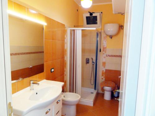 bagno con doccia, lavandino e servizi igienici di Cavadozza a Ponza