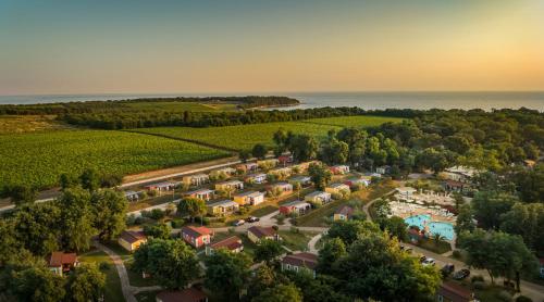 eine Luftansicht eines Resorts mit Park in der Unterkunft Aminess Maravea Camping Resort Mobile Homes in Novigrad Istria
