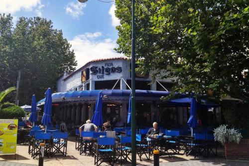 Un restaurante o sitio para comer en Confortable 2 ambientes, excelente ubicación